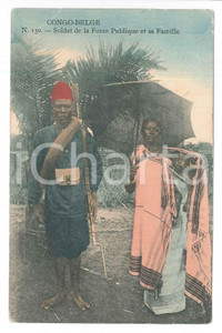 1912 CONGO BELGE Soldat de la Force Publique et sa famille - Carte postale FP VG  Cartolina d'epoca, viaggiata. VERY POOR/gravemente danneggiato Lievi smussature e piegature agli angoli, strappo al margine superiore Formato: 14x9 originale e autentica 1