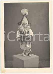 1950 ca AUVELAIS (BELGIQUE) CARNAVAL - Enfant *Photo Fernand GOFFEAU 12x17 cm Fotografia originale d'epoca.  FAIR/discreto piegatura angolare con macchia Formato: 12x17 cm originale e autentica 1