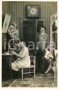 1910 ca EROTICA VINTAGE Donna seminuda accoglie il marito - Cartolina FP  Cartolina postale d'epoca, colorata, non viaggiata.Editore JAK Paris - n&deg; 2185CONDIZIONI: GFORMATO: FP    originale e autentica 1