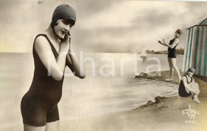 1920 ca BATHING BEAUTIES Three women in their swimsuits - Vintage postcard FP  Cartolina postale d'epoca, cromolitografica, non viaggiata.Editore S.O.L., n&deg; 3401.CONDIZIONI: G (ma lievi macchie)FORMATO: FP    originale e autentica 1