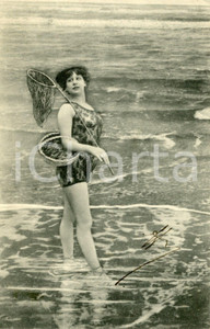1905 ca BATHING BEAUTIES Woman fishing along the shore - Vintage postcard FP  Cartolina postale d'epoca, viaggiata.CONDIZIONI: GFORMATO: FP    originale e autentica 1