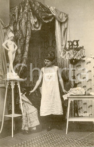 1910 ca COSTUMI Donna in salotto in abito da notte *RARA cartolina  Rara cartolina postale (priva della stampa posteriore per l'invio).CONDIZIONI: GFORMATO: FP    originale e autentica 1