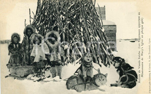 Cartolina originale da collezione 1920 ca ALASKA Esquimax apportent au Missionnaire de MARY S IGLOO un phoque gelÃ© 1