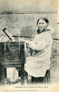 1920 ca ALASKA L'organiste eskimaux de la Mission de MARY'S IGLOO Postcard FP NV  Cartolina postale d'epoca, non viaggiata.CONDIZIONI: FFORMATO: FP    originale e autentica 1