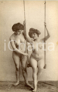 1910 ca VINTAGE EROTIC Two nude women playing on the swing - Postcard risque  Cartolina postale d'epoca, non viaggiata.Editore Dupont, ParisCONDIZIONI: G (minima macchia al lato destro)FORMATO: FP    originale e autentica 1