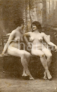 1910 ca VINTAGE EROTIC Two nude women chatting on a sofa - Postcard FP  Cartolina postale d'epoca, non viaggiata.Editore Lagache, Paris FAIR/discreto piccoli ingiallimenti Formato: 9x14 cm originale e autentica 1