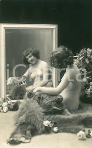 1910 ca VINTAGE EROTIC Nude woman caressing a bearskin rug  - Postcard risque  Fotografia seriale d'epoca, in formato cartolina.CONDIZIONI: G FORMATO: FP    originale e autentica 1