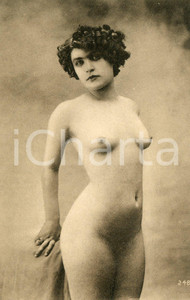 1910 ca VINTAGE EROTIC Portrait of a nude woman standing - Postcard risque  Fotografia seriale d'epoca, in formato cartolina postale.CONDIZIONI: G FORMATO: FP    originale e autentica 1