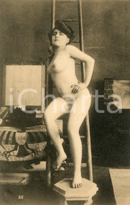 1910 ca VINTAGE EROTIC Nude woman posing on a ladder - Postcard risque FP  Fotografia seriale d'epoca, in formato cartolina.CONDIZIONI: G FORMATO: FP    originale e autentica 1