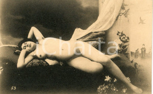 1910 ca VINTAGE EROTIC Nude woman with necklace lying on a bed - Postcard FP  Fotografia seriale d'epoca, in formato cartolina postale.CONDIZIONI: G FORMATO: FP    originale e autentica 1