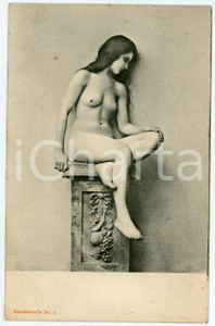1905 ca VINTAGE EROTIC Nude woman on a pillar - Postcard KUNSTLERSTUDIE No.7  Fotografia seriale d'epoca, in formato cartolina.Editore Kunstlerstudie no.7CONDIZIONI: F FORMATO: FP    originale e autentica 1