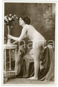 1910ca VINTAGE EROTIC Nude woman arranging vase of flower - Postcard JA PARIS 44  Cartolina postale d'epoca.Editore JA, Paris - Serie 44CONDIZIONI: FAIRFORMATO: FP    originale e autentica 1