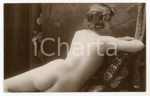 1910 ca VINTAGE EROTIC Reclining nude woman - Postcard risque BOUDOIR Fotografia seriale d'epoca, in formato cartolina.CONDIZIONI: GFORMATO: FP    originale e autentica 1