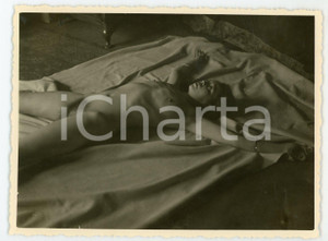 1960 ca VINTAGE EROTIC Naked woman on a bed - Photo Raymond VAN DOREN Fotografia originale di Raymond Van Doren..FORMATO: 11x8 cmCONDIZIONI: F (residui di incollatura al verso)    originale e autentica 1