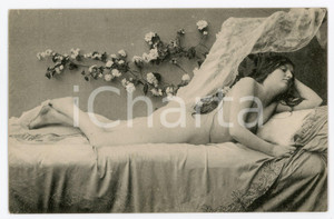 1910 ca VINTAGE EROTIC Nude woman long haired lying on a bed *Postcard risque  Fotografia seriale d'epoca, in formato cartolina.CONDIZIONI: GFORMATO: FP    originale e autentica 1