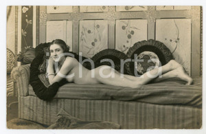 1910 ca VINTAGE EROTIC Nude woman lying on a sofa *Postcard risque RARE  Fotografia seriale d'epoca, in formato cartolina.CONDIZIONI: GFORMATO: FP    originale e autentica 1