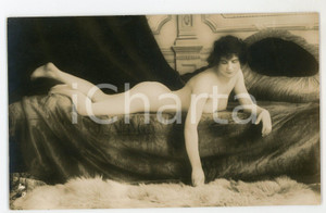 1910 ca VINTAGE EROTIC BOUDOIR Nude woman with furry carpet - Postcard risque Fotografia seriale d'epoca, in formato cartolina.CONDIZIONI: GFORMATO: FP    originale e autentica 1