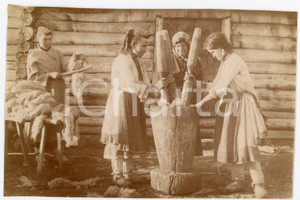 1920 ca RUSSIA Women preparing fur coats - Mortar - Real photo 14x9 cm  Vera fotografia d'epoca, su carta sottile, con didascalia manoscritta al verso.CONDIZIONI: FAIR (margine superiore rifilato)FORMATO: 14x9 cm    originale e autentica 1