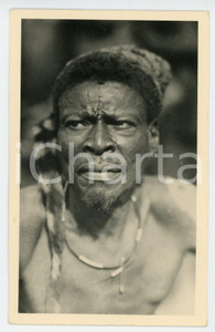 1930 ca C. ZAGOURSKI «L'Afrique qui disparaît» CONGO BELGE Homme MBOUAKA *n.3  Fotocartolina postale d'epoca, appartenente alla 2^serie &laquo;L'Afrique qui dispara&icirc;t&raquo; del fotografo Casimir Zagourski (L&eacute;opoldville).N&deg; 3, non viaggiata.Timbro ulteriore al verso del fotografo Henri Nicaise - Namur. GOOD/buono  Formato: 9x14 originale e autentica 1