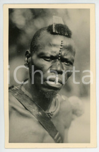 1930 ca C. ZAGOURSKI «L'Afrique qui disparaît» CONGO BELGE Homme MBOUAKA *n. 10  Fotocartolina postale d'epoca, appartenente alla 2^serie &laquo;L'Afrique qui dispara&icirc;t&raquo; del fotografo Casimir Zagourski (L&eacute;opoldville).N&deg; 10, non viaggiata.Timbro ulteriore al verso del fotografo Henri Nicaise - Namur. GOOD/buono  Formato: 9x14 cm originale e autentica 1