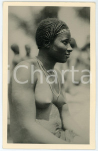 1930 ca C. ZAGOURSKI «L'Afrique qui disparaît» CONGO BELGE Femme MBOUAKA *n. 21  Fotocartolina postale d'epoca, appartenente alla 2^serie &laquo;L'Afrique qui dispara&icirc;t&raquo; del fotografo Casimir Zagourski (L&eacute;opoldville).N&deg; 21, non viaggiata.Timbro ulteriore al verso del fotografo Henri Nicaise - Namur. GOOD/buono  Formato: 9x14 cm originale e autentica 1