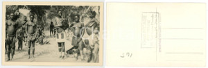 1930 ca C. ZAGOURSKI «L'Afrique qui disparaît»  Equateur - Les M'BOUAKA *n.51  Fotocartolina postale d'epoca, appartenente alla 2^ serie &laquo;L'Afrique qui dispara&icirc;t&raquo; del fotografo Casimir Zagourski (L&eacute;opoldville).N&deg; 51, non viaggiata.Al verso timbro: "Henri Nicaise Photographe - Namur"CONDIZIONI: GFORMATO: 14x9 cm    originale e autentica 1