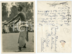 1930 ca C. ZAGOURSKI «L'Afrique qui disparaît» RUANDA Danseurs - Carte postale  Fotocartolina postale d'epoca, appartenente alla serie &laquo;L'Afrique qui dispara&icirc;t&raquo; del fotografo Casimir Zagourski (L&eacute;opoldville).Non viaggiata.CONDIZIONI: FAIR (piegatura all'angolo superiore destro, sbrecciature al margine superiore)FORMATO: 14x9 cm    originale e autentica 1