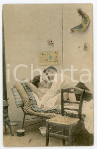 1900 ca VINTAGE EROTIC Couple on a cot - Postcard risque topless  Cartolina postale d'epoca, non viaggiata.CONDIZIONI: GFORMATO: FP    originale e autentica 1