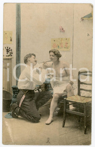 1900 ca VINTAGE EROTIC Man feeding a woman - Postcard risque topless  Cartolina postale d'epoca, non viaggiata.CONDIZIONI: POOR (profonda piegatura angolare)FORMATO: FP    originale e autentica 1