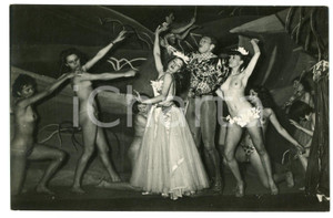1950 ca VINTAGE EROTIC PARIS Folies Bergère (?) Topless dancers on stage - Photo  Fotografia d'epoca.CONDIZIONI: G (minimi difetti di stampa)FORMATO: 14x9 cm    originale e autentica 1