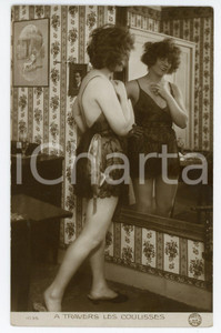 1920 ca VINTAGE EROTIC PARIS A travers les coulisses - Woman in lingerie RPPC  Cartolina postale d'epoca, non viaggiata.Serie "A travers les coulisses", dedicata a ballerine e soubrette di Parigi.CONDIZIONI: GFORMATO: FP    originale e autentica 1