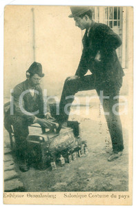 1916 THESSALONIKI - Greek customs - Shoeshine - Vintage postcard  Cartolina postale d'epoca, scritta ma non viaggiata.CONDIZIONI: FAIR (lievi smussature e tracce di inchiostro al centro)FORMATO: FP    originale e autentica 1