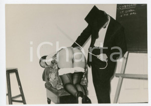 1960 ca VINTAGE EROTIC BDSM Spanking woman with a stick (4) Photo 13x9 cm Fotografia originale d'epoca.CONDIZIONI: G FORMATO: 14x9 cm    originale e autentica 1