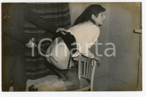 1960 ca VINTAGE EROTIC BDSM Spanking woman with a stick (5) Photo 13x9 cm Fotografia originale d'epoca.CONDIZIONI: POOR (ingiallimenti marginali)FORMATO: 14x9 cm    originale e autentica 1