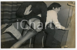 1960 ca VINTAGE EROTIC BDSM Spanking woman held on knees - Photo 14x9 cm Fotografia originale d'epoca.CONDIZIONI: POOR (ingiallimenti marginali)FORMATO: 14x9 cm    originale e autentica 1