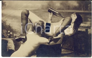 1920 ca VINTAGE EROTIC Oral sex - Woman drinking (1) RARE PORN Photo 14x9 cm Fotografia originale d'epoca.CONDIZIONI: G (ma difetti di stampa)FORMATO: 14x9 cm    originale e autentica 1