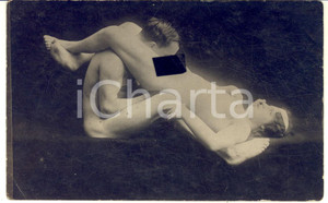 1910 ca VINTAGE EROTIC Couple on a sofa - Oral sex (2) RARE Photo PORN RPPC Fotografia originale d'epoca, in formato cartolina postale.CONDIZIONI: FAIR (lievi piegature)FORMATO: 14x9 cm    originale e autentica 1