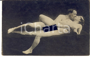 1910 ca VINTAGE EROTIC Couple having sex (1) RARE Photo PORN RPPC Fotografia originale d'epoca, in formato cartolina postale.CONDIZIONI: FAIR (difetti di stampa)FORMATO: 14x9 cm    originale e autentica 1