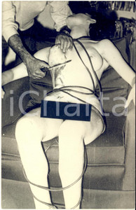 1950 ca VINTAGE EROTIC BDSM Fake snuff - RARE Porn Photo 9x14 cm Fotografia originale d'epoca.CONDIZIONI: G (lievi difetti di stampa)FORMATO: 9x14 cm    originale e autentica 1