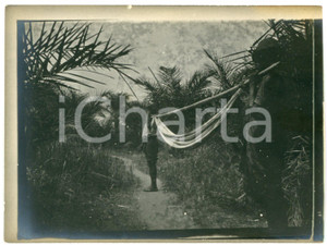 1930 ca CONGO BELGE Two african men with hammock - Photo 11x8 cm Fotografia d'epoca. FAIR/discreto Lievi smussature agli angoli, bruniture Formato: 11x8 originale e autentica 1