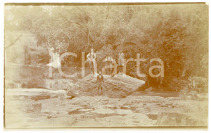 1930 ca CONGO BELGE Men on a large stone in the middle of a river - Photo 14x9 Fotografia d'epoca in formato cartolina postale, non viaggiata. FAIR/discreto Lievi abrasioni agli angoli Formato: 14x9 originale e autentica 1