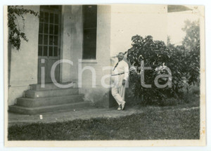 1930 ca CONGO BELGE Belgian man posing near his african house - Photo 12x9 cm Fotografia d'epoca. VERY POOR/gravemente danneggiato strappo al margine destro, margine superiore rifilato a mano Formato: 12x9 originale e autentica 1