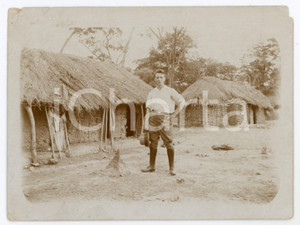 1930 ca CONGO BELGE Belgian visiting a congolese village - Photo 12x9 cm Fotografia d'epoca. POOR/danneggiato Piegature agli angoli, angoli superiore destro e inferiore sinistro mancanti Formato: 12x9 originale e autentica 1