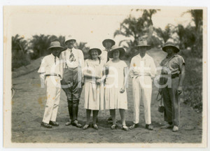 1930 ca CONGO BELGE Group of belgian people posing - Photo 13x9 cm Fotografia d'epoca. FAIR/discreto Lievi smussature agli angoli, macchie al recto Formato: 13x9 originale e autentica 1