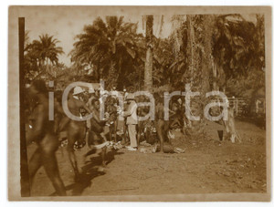 1930 ca CONGO BELGE Belges visitent un village congolais - Photo 12x9 cm (4) Fotografia d'epoca. FAIR/discreto Lievi smussature agli angoli Formato: 12x9 originale e autentica 1