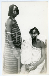 1960 ca AFRICA Indigenous mother and daughter - Photo 14x9 cm  Fotografia d'epoca originale, autentica. CONDIZIONI: FAIR (alone al margine inferiore)FORMATO: FP    originale e autentica 1