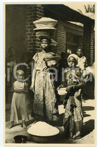 1948 ALBERTVILLE - KALEMIE (CONGO) Vendeur de riz - Fotografia seriale 9x14cm  Fotografia seriale d'epoca, originale e autentica.CONDIZIONI: FAIRFORMATO: 9x14cm    originale e autentica 1