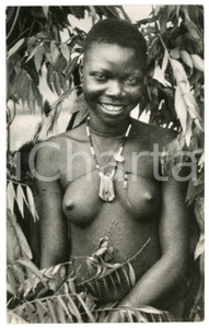 1955 ca UBANGI (CONGO BELGE) Jeune fille indigène - RPPC Postcard ETHNIC NUDE Fotografia seriale d'epoca, in formato cartolina postale, scritta ma non viaggiata.CONDIZIONI: GFORMATO: 9x14 cm    originale e autentica 1