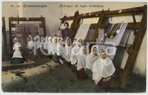 1908 CONSTANTINOPLE (TURQUIE) Fabrique de tapis orientaux - Chromo postcard  Cartolina postale d'epoca, stampata in cromolitografia, viaggiata.CONDIZIONI: G (ma minima mancanza angolare)FORMATO: FP    originale e autentica 1