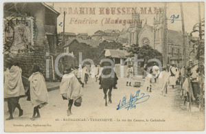 1908 TANANARIVE (MADAGASCAR) Rue des Canons, la Cathédrale *Carte postale ANIMEE Cartolina postale d'epoca, viaggiata.Timbro al lato superiore "Ibrahim Houssen Mali".CONDIZIONI: FAIR (lievi piegature angolari)FORMATO: FP    originale e autentica 1